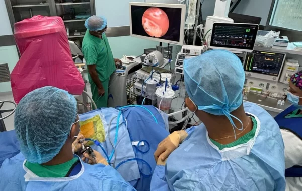 Médicos realizando una cirugía