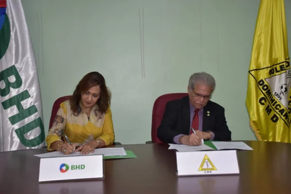 Waldo Ariel Suero, presidente del CMD, y Josefina González, vicepresidenta ejecutiva de Banca Personas y Negocios del Banco BHD firmaron acuerdo para promover bienestar financiero de los médicos.