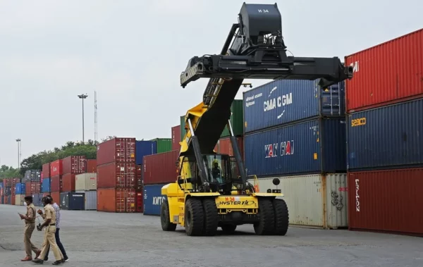 Fotografía de archivo de contenedores comerciales, en Bangalore (India).