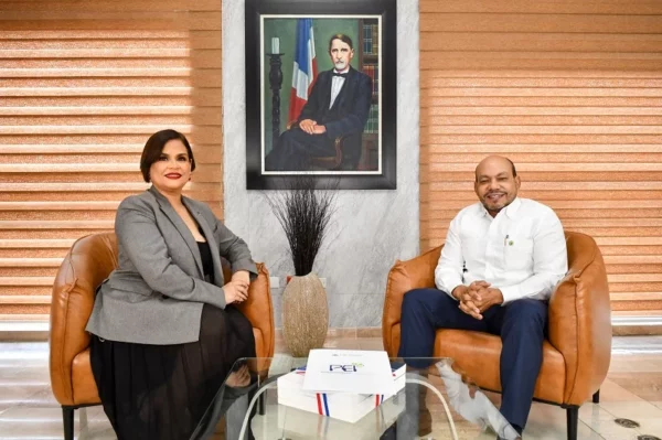 Director General Luis Valdez Veras y Marleny Hernández, conductora y encargada de Relaciones Publicas de la DGII.