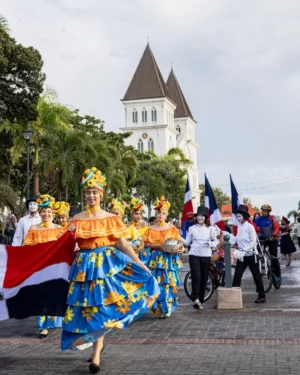 Desde el Centro de Recreo hasta la Estación 1, ciclistas y personajes alegóricos a la cultura, desfilaron en la ruta en honor a la Patria