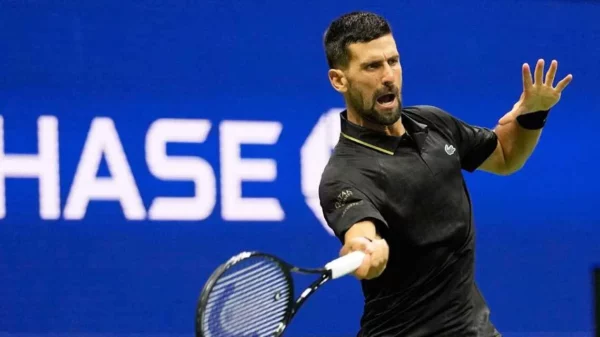Novak Djokovic en acción durante su debut en el Abierto de Estados Unidos.