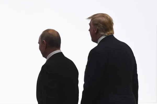 Fotografía de archivo del presidente ruso, Vladimir Putin (i), junto a su homólogo estadounidense, Donald Trump (d).