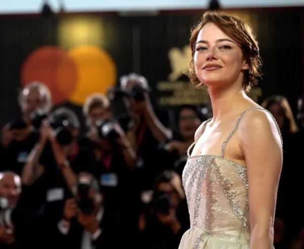 Con el pelo corto y un original vestido, Emma Stone se lucio.