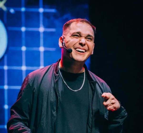 Lucho,  cuenta con más de 2 millones de seguidores.