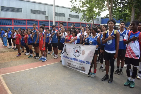 Atletas que participan en el torneo voleibol juvenil.