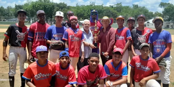 Tuto Tavárez entrega trofeo campeón Liga Williams.