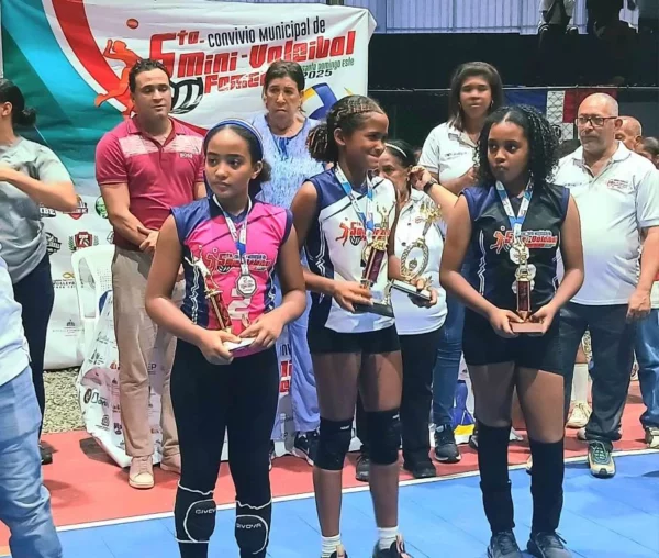 Voleibolistas  destacadas  exhiben los  trofeos obtenidos.