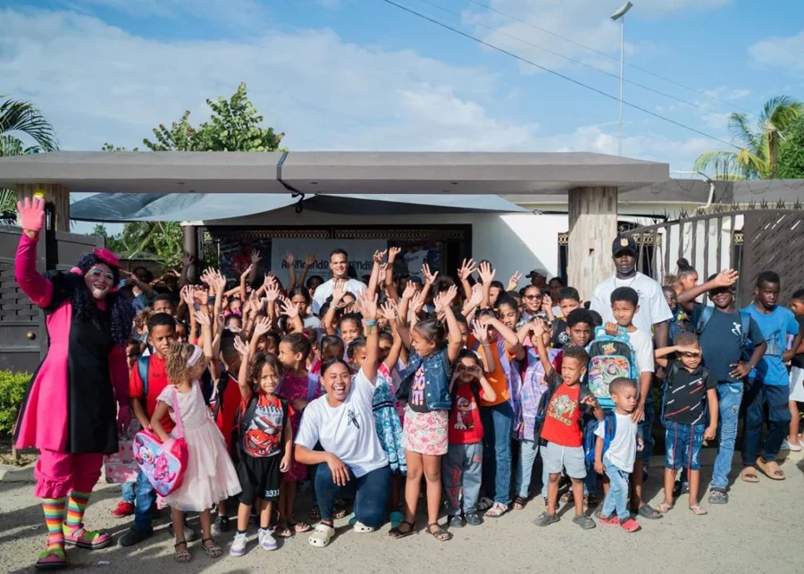El lanzador Albert Abreu junto a niños de su comunidad.
