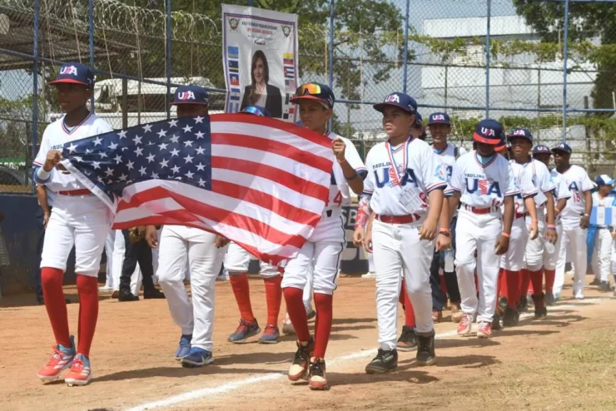 Jugadores de Estados Unidos, en el desfile antes del juego. Jugadores de Estados Unidos, en el desfile antes del juego.