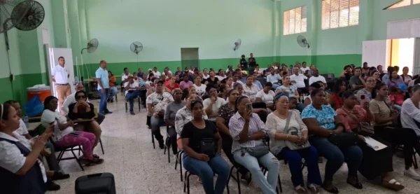 Comunitarios de Río San Juan en la reunión.