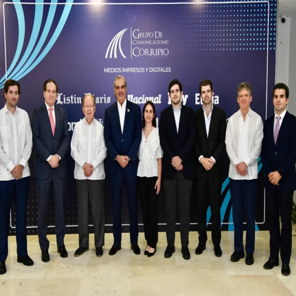 Abinader junto a integrantes de la familia Corripio