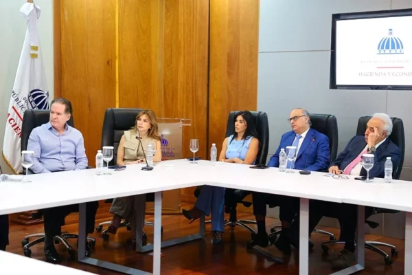 Empresarios en encuentro con Magín Díaz