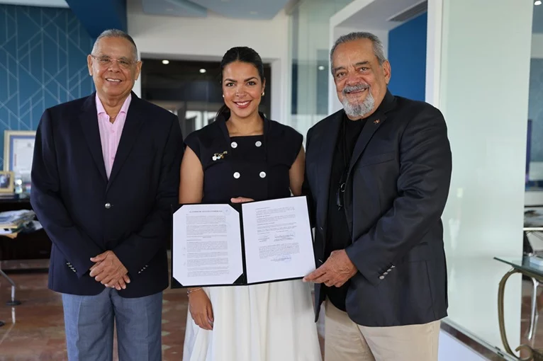 En la imagen, Juan Ramón Gómez Díaz, Victoria Fernández Tavárez y Alfonso Rodríguez