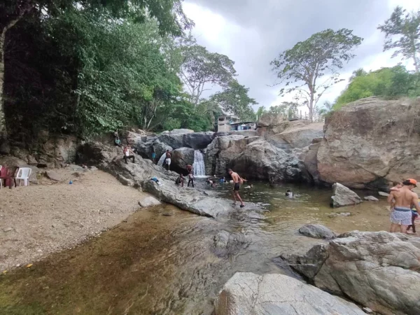 Familias comparten en Salto Loma de Cabrera