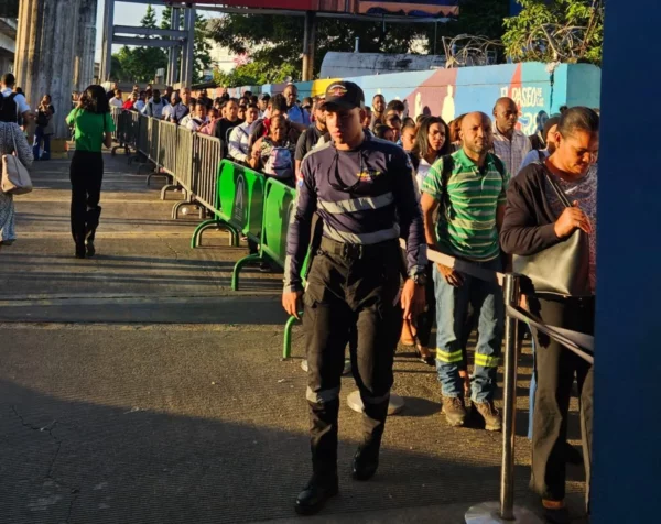 Filas en la estación Mamá Tingó.