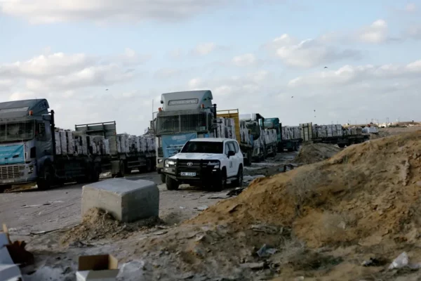 Imagen tomada durante una expedición con el Ejército israelí que muestra camiones con ayuda humanitaria en el cruce fronterizo de Kerem Shalom, entre la Franja de Gaza e Israel, el pasado 31 de julio.