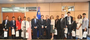 Los galardonados de la XV Edición al Mérito Escolar 2025 fueron seleccionados por la Embajada de República Dominicana en España en virtud de su excelencia académica y su buen comportamiento