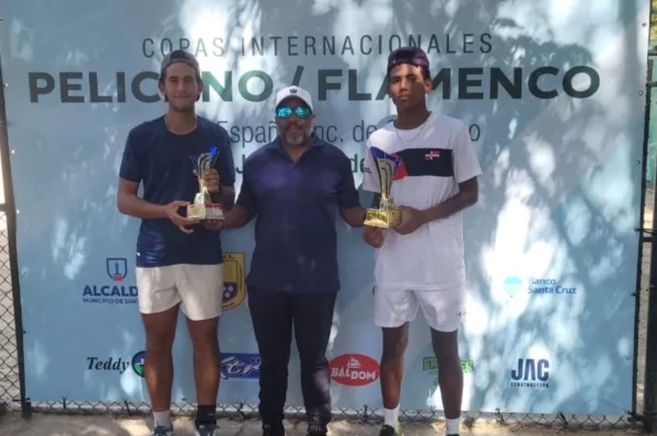 Guerrero-Los campeones de dobles Isaac Guerrero y Julio Troncoso, entrega el trofeo Fredy Calderón, del Centro Español.