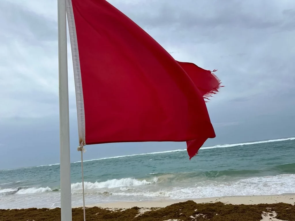 En playa de Punta Cana izaron la bandera roja en señal del peligro por las condiciones marítimas y el no uso de la playa, debido al huracán Erin.