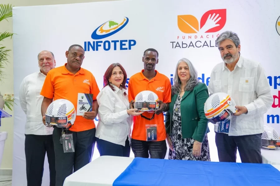 INFOTEP y Fundación Tabacalera entregan 2,100 cascos pj INFOTEP y Fundación Tabacalera entregan 2,100 cascos pj