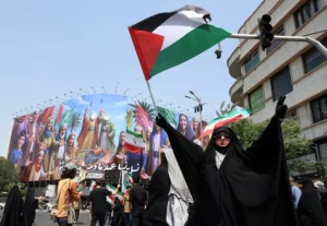Una mujer iraní sostiene una bandera palestina durante una protesta contra los ataques israelíes en Teherán, el pasado 13 de junio.