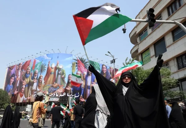 Una mujer iraní sostiene una bandera palestina durante una protesta contra los ataques israelíes en Teherán, el pasado 13 de junio.