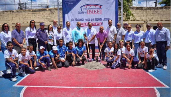 Inefi-ELVIS DUARTE, subdirector general del INEFI, da el palazo inicial para la construcción del techado del Centro Estudio Santo Cura de ARS
