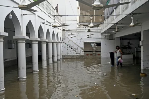 Una mezquita de Karachi, en Pakistán, inundada el 20 de agosto de 2025 por las lluvias monzónicas