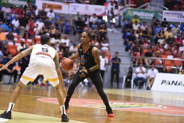 Jassel Pérez intenta burlar defensa de Victor Liz