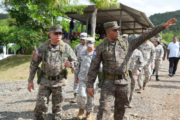 El ministro de Defensa, teniente general Carlos Fernández Onofre, escucha explicaciones del general Diego Colón, sobre el lugar donde se contempla realizar las competencias de tiro de los Juegos Centroamericanos y del Caribe Santo Domingo 2026.