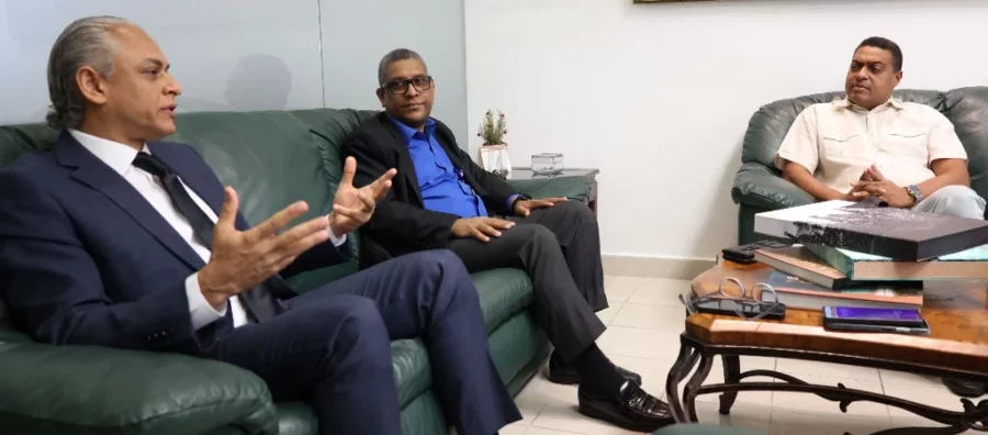 Los directores de Cédula y de Informática de la JCE, Américo Rodríguez y Johnny Rivera,  respectivamente,   entrevistados por José P. Monegro.  ALEXIS MONEGRO.