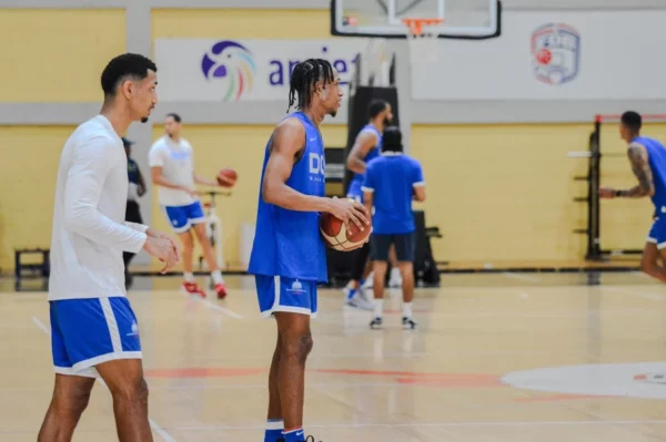 Jassel Pérez y Gelvis Solano en los entrenamientos de este martes del equipo nacional de baloncesto.