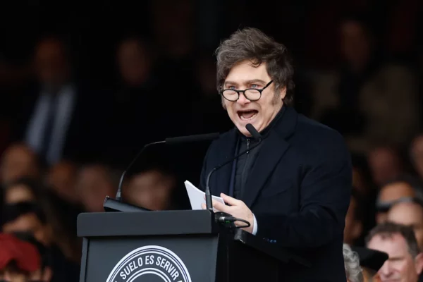 Javier Milei presidente de Argentina, frente al pódium.