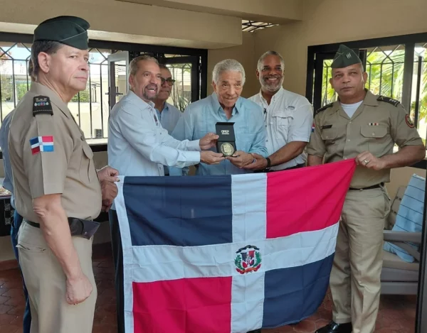 Juan Pablo Uribe entrega la Medalla Conmemorativa del 60 Aniversario de la Revolución Constitucionalista, a Héctor Lachapelle Díaz