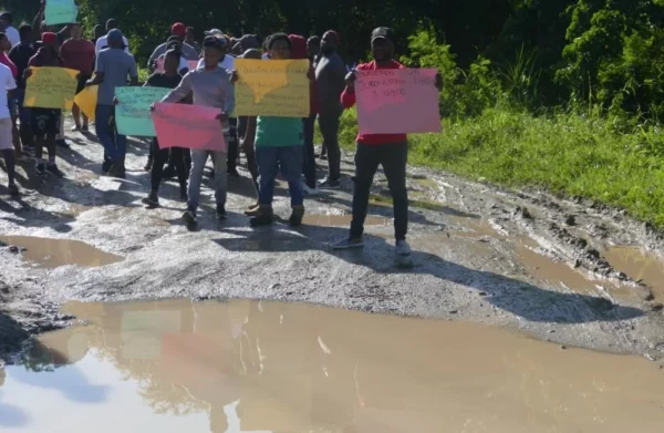 Residentes de Juan Tomas Piden el arreglo de sus calles.