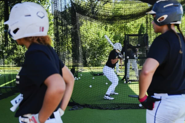 Jugadora en jaula de bateo