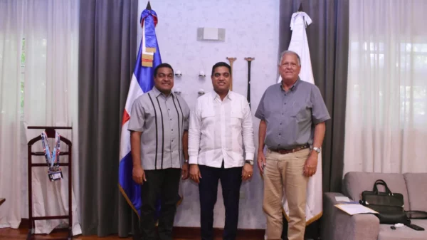El ministro de Deportes, Kelvin Cruz junto a los presidentes del Comité Organizador de los Juegos Centroamericanos y del Caribe, José P. Monegro, y al de la Fundación Juan Ulises García Saleta (Wiche), Juan Antonio García Smester,
