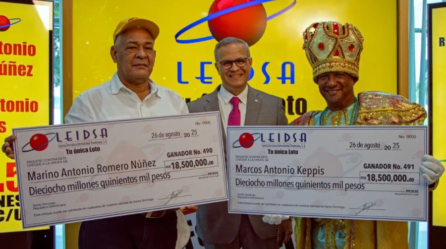 LEIDSA entrega cheques a los ganadores de los 37 millones en el Loto LEIDSA entrega cheques a los ganadores de los 37 millones en el Loto