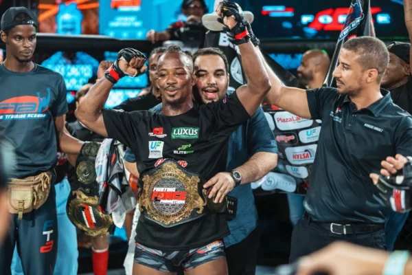 Elías “La Mole” Santos es declarado ganador de su combate frente a su compatriota Carlos Santana para retener su título internacional 155 libras de las MMA en el Pabellón de Karate del Centro Olímpico Juan Pablo Duarte.