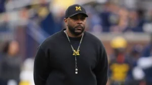 La NCAA impuso una suspensión de un partido al entrenador Sherrone Moore,