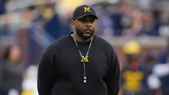 La NCAA impuso una suspensión de un partido al entrenador Sherrone Moore