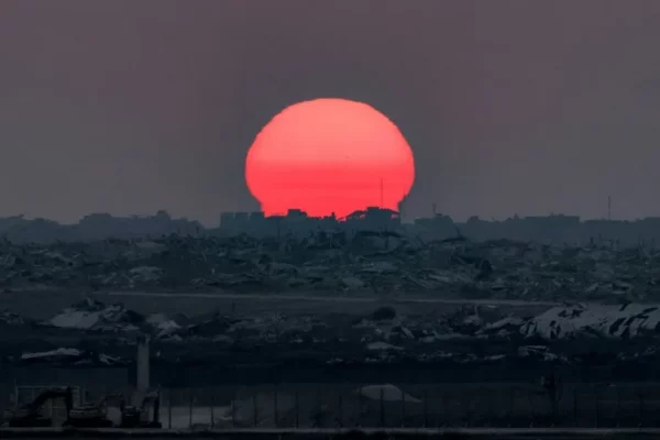 La puesta de sol entre la destrucción en la Franja de Gaza el 10 de agosto de 2025
