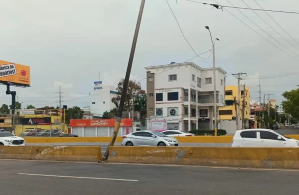 Poste de luz cayó en Las Américas y ha causado retrasos en el tránsito.
