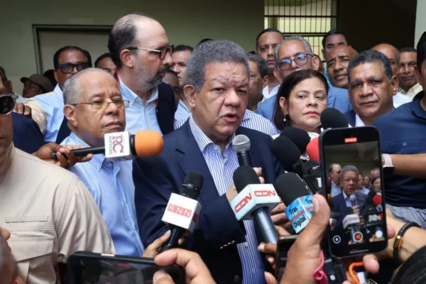 Leonel hablando con la prensa