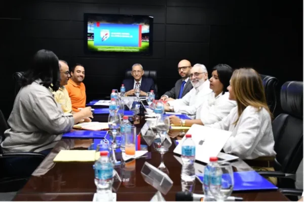 El licenciado Vitelio Mejía Ortiz, presidente de Lidom, muestra al doctor Jorge Subero Isa, y al licenciado Edgar Torres Reynoso, presidente y director ejecutivo, respectivamente, de la Comisión Consultiva para evaluar la construcción de un nuevo estadio de béisbol, uno de los murales fotográficos ubicados en el Séptimo Cielo del Estadio Quisqueya Juan Marichal.