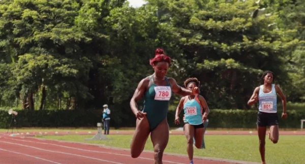 Liranyi Alonzo cruza la meta