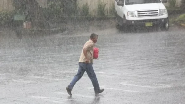Señor corre durante la lluvia