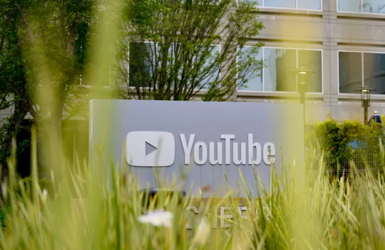 Un logotipo de YouTube frente a la sede central de la compañía, el 23 de abril de 2025 en la localidad californiana de San Bruno, al oeste de EEUU