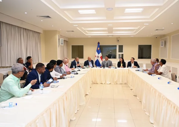 Los senadores recibieron por separado a los representantes del sector empresarial y sindical para discutir el Código de Trabajo.